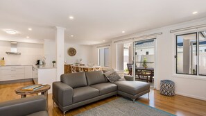 Smart TV - Ocean Walk - villa with pool near Main Beach (Byron Bay)