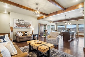 TV, fireplace, video games, DVD player - TableRock Boat slip Included! HotTub, OutdoorPools (Branson)