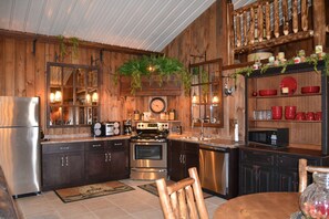 Kylskåp, mikrovågsugn, ugn och spishäll