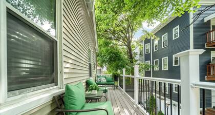 Perfect for large group 10 beds• 4.6 mi to Downtown •steps to T 5BD/2Bth