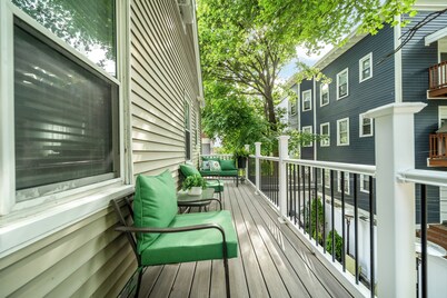 Perfect for large group 10 beds•  4.6 mi to Downtown •steps to T 5BD/2Bth