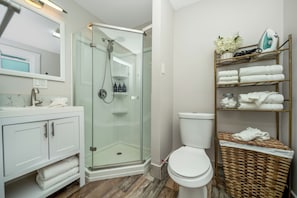Combined shower/bathtub, hair dryer, towels, soap - Perfect for large group 10 beds• 4.6 mi to Downtown •steps to T 5BD/2Bth (Boston)