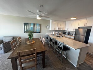 Een koelkast, een microgolfoven, een oven, een kookplaat