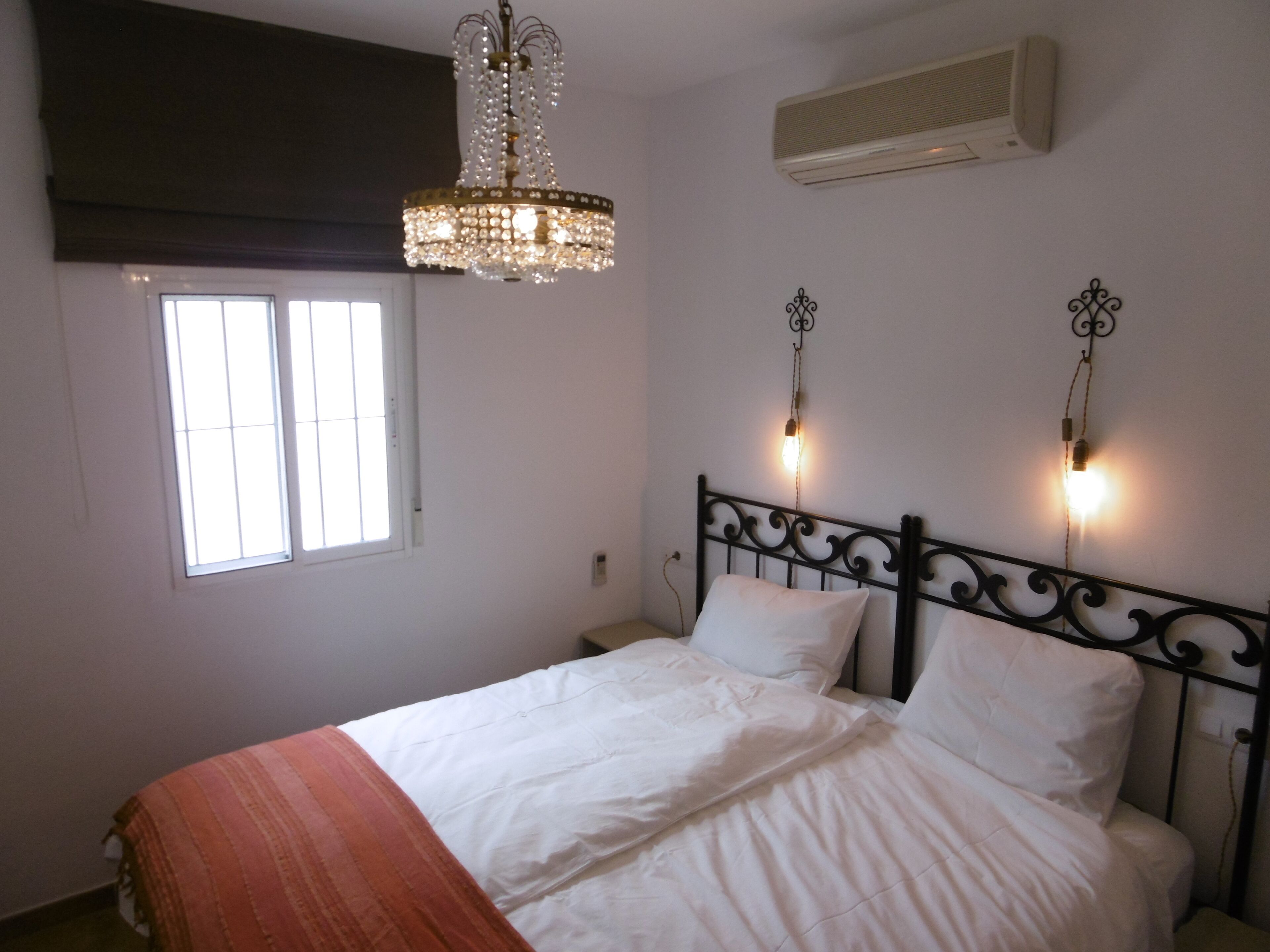 3 slaapkamers, een strijkplank/strijkijzer, gratis wifi, beddengoed