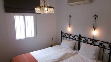 3 slaapkamers, een strijkplank/strijkijzer, gratis wifi, beddengoed