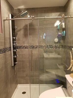 Dusche, Haartrockner, Bidet, Handtücher