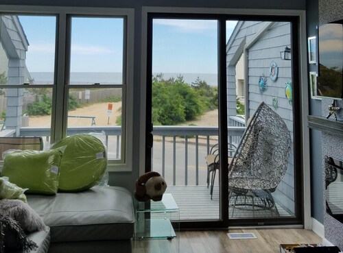 Amazing Location 2-bedroom Townhouse - Sleeps 8