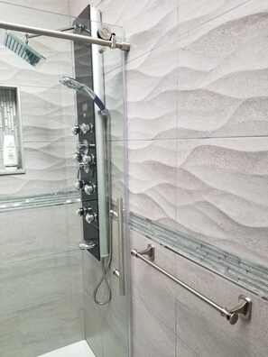 Regadera, secadora de cabello, bidet, toallas