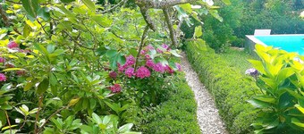 This house is family-friendly. Near there are grocery store, bakery, pharmacy.