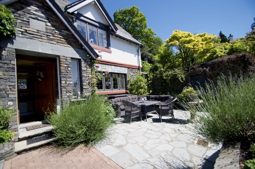 Wow 4 Bed detached house Lake Views, enviable location with Wifi, Log Burner