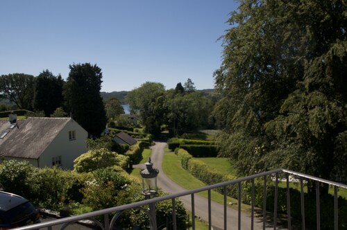 Wow 4 Bed detached house Lake Views, enviable location with Wifi, Log Burner