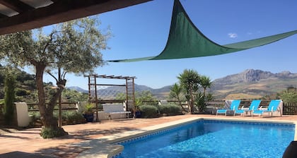 Vackert restaurerat bondgård med privat pool i Malaga, Andalusien