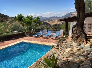 Utendørsbasseng og et oppvarmet basseng