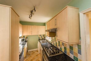 Microwave, dishwasher, cookware/dishes/utensils - Three bedroom house close to dover ferry and dover priory station (Dover)