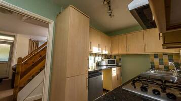 Microwave, dishwasher, cookware/dishes/utensils