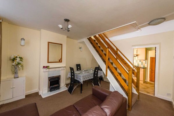 TV, fireplace - Three bedroom house close to dover ferry and dover priory station (Dover)