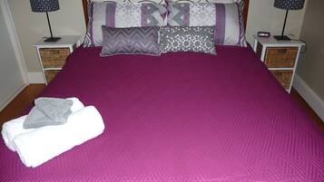 2 habitaciones, tabla de planchar con plancha y ropa de cama