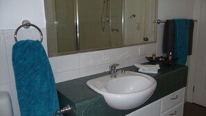 Hair dryer, towels - Central Shepparton apartment (Shepparton)