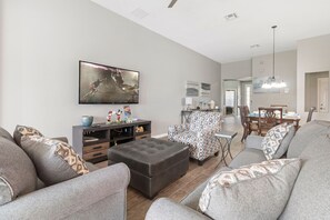 Een televisie, videogames en tafelvoetbal