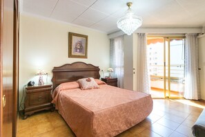 3 bedrooms, in-room safe, iron/ironing board, travel cot
