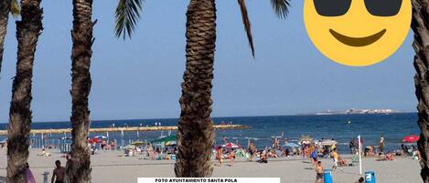 Plage, chaises longues, serviettes de plage