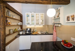 Kylskåp, ugn, spishäll och diskmaskin