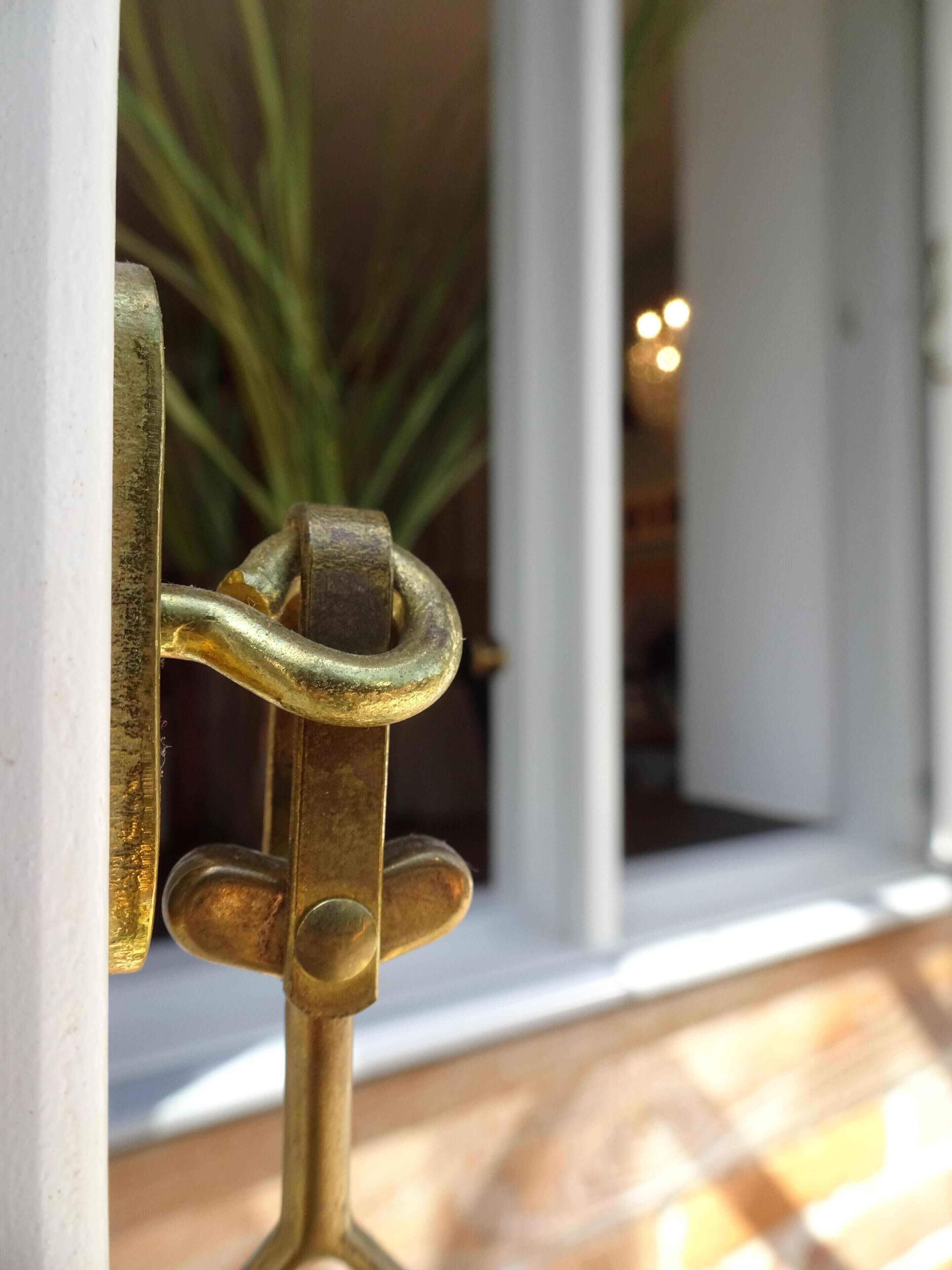 Une poignée de porte en laiton avec un trou de serrure.