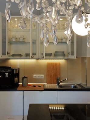 Fridge, oven, stovetop, dishwasher