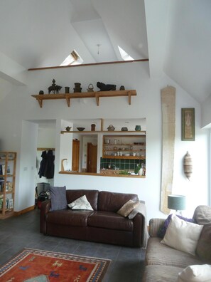 Foyer, lecteur de DVD, livres, sélection de musique