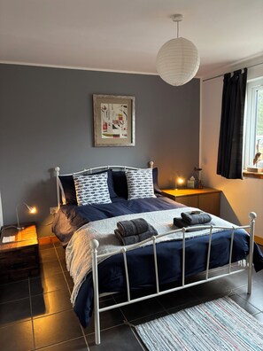 3 Schlafzimmer, Schreibtisch, Bügeleisen/Bügelbrett, Reisekinderbett