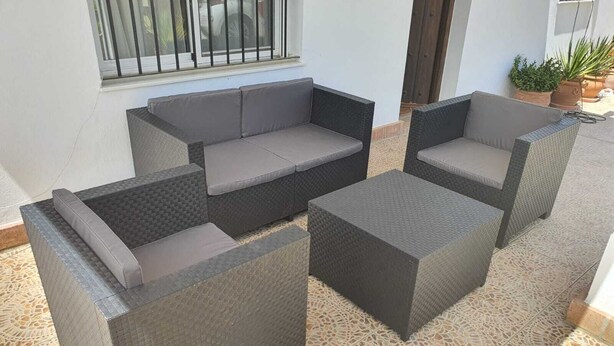 A patio area with a sofa and two square chairs. - HOUSE WITH PRIVATE PLOT - CONIL DE LA FRONTERA (FREE WIFI) (Conil de la Frontera)
