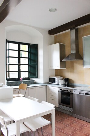 Réfrigérateur, four à micro-ondes, un four, surface de cuisson