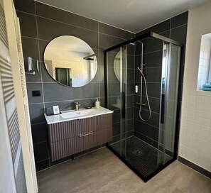 Dusche, Haartrockner, Handtücher, Seife