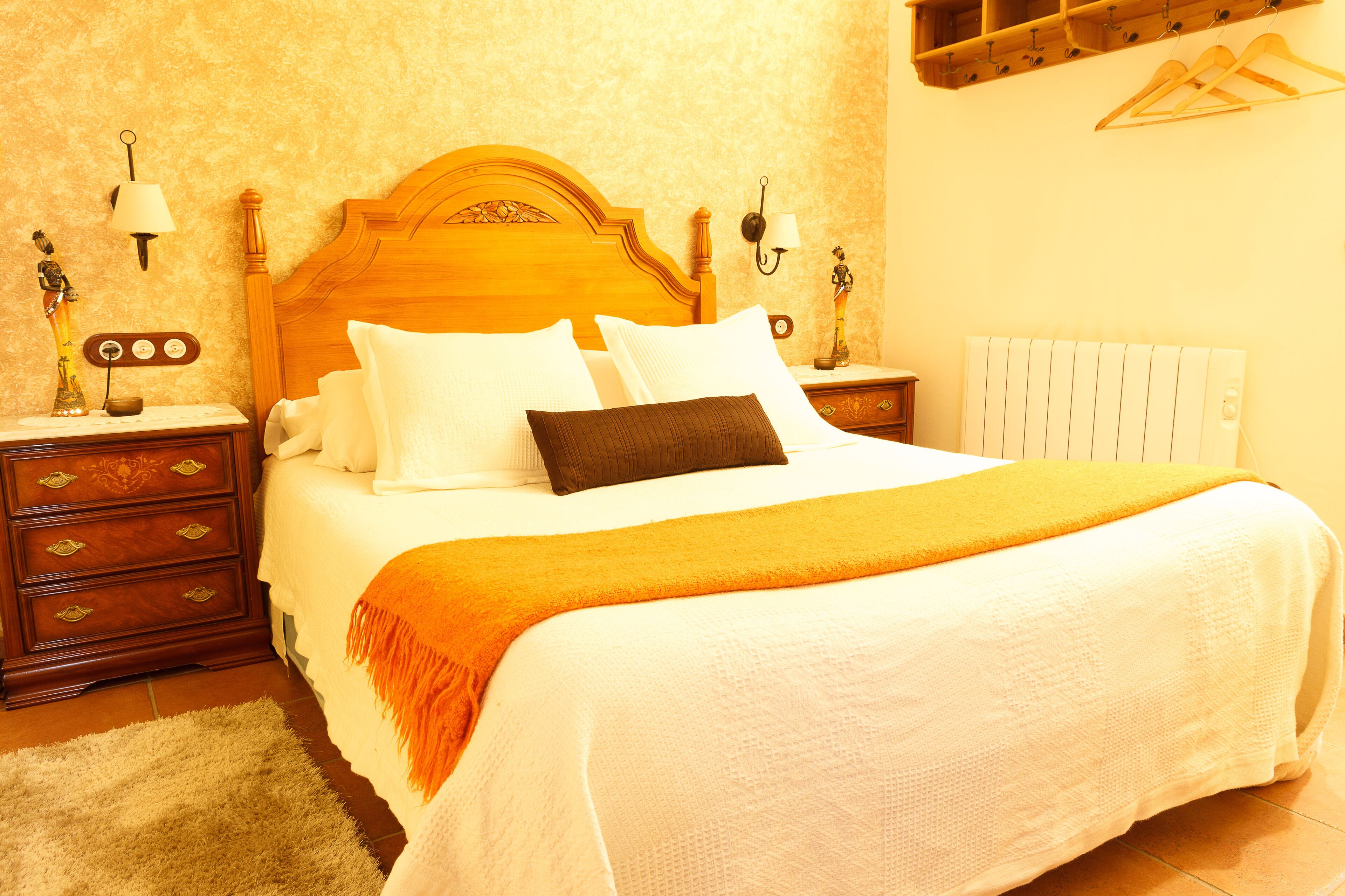 2 habitaciones, escritorio y tabla de planchar con plancha 