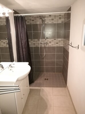 Dusch, hårtork och toalettpapper