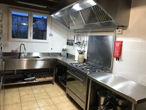 Fridge, microwave, oven, stovetop - Nice independent apartment in an old farm (Chalais)