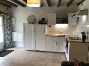 Fridge, microwave, oven, stovetop - Nice independent apartment in an old farm (Chalais)