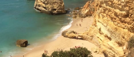 Una spiaggia nelle vicinanze