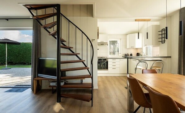 Fridge, microwave, oven, stovetop - Schouwse duin 27 vacation home with large garden and privacy (Burgh-Haamstede)