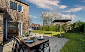 Outdoor dining - Schouwse duin 27 vacation home with large garden and privacy (Burgh-Haamstede)