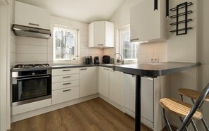 Fridge, microwave, oven, stovetop - Schouwse duin 27 vacation home with large garden and privacy (Burgh-Haamstede)