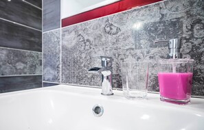 Kombination af bruser/badekar, hårtørrer, håndklæder