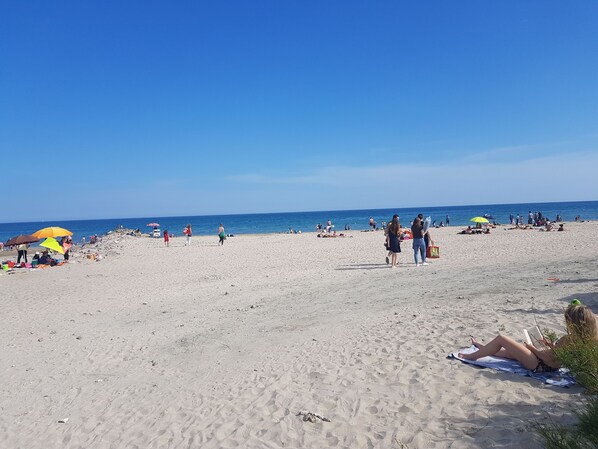 Nära stranden och solstolar