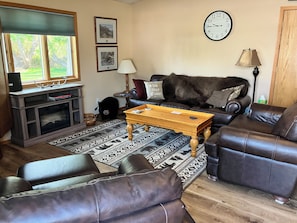 Smart TV, books - BEDS BY THE CREEK...Just on the edge of town (Choteau)