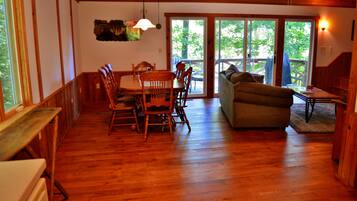 Älytelevisio, DVD-soitin, kirjoja, videokirjasto