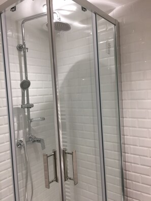 Dusche, Haartrockner, Handtücher, Toilettenpapier