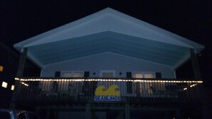 A building with a sign reading "SEABLINGS" on the front porch. - Enjoy an uncrowded beach, but close to shopping and restaurants. (Surf City)