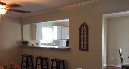 COZY, COMFY, CUTIE! Book NOW for Fall! 2BD, 1.5 Bath, Free WIFI