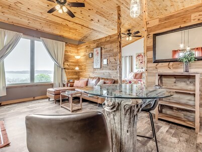 Romantic Rustic Getaway! Elevated Treehouse w/ Jacuzzi Tub. Rest, Relax, Repeat!
