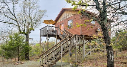 Romantic Lakeview Treehouse with Jacuzzi Tub & Private Deck